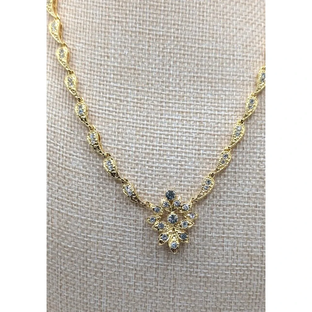 Napier‎ vintage gold toned necklace with rhinestones 18